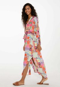 Kolorowy, sięgający do kolan kimono z intensywnym, mieszanym wzorem owoców i geometrycznych kształtów, wykonane z lekkiego materiału z paskiem w talii.
