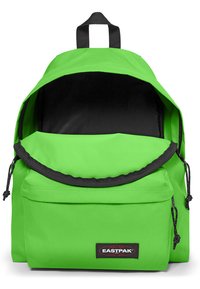 Ljusgrön Eastpak ryggsäck med en stor huvudfack, svart foder, framficka och svarta dragkedjor. Utformad med ett handtag på toppen.