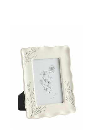 Cornice fotografica in ceramica bianca con disegni floreali in rilievo sui bordi, contenente uno schizzo di delicate wildflowers.