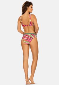 Dwuczęściowy bikini z wielokolorowym paskowanym wzorem w kolorach różowym, zielonym i beżowym. Materiał jest gładki, o średnim poziomie krycia, z regulowanymi ramiączkami.