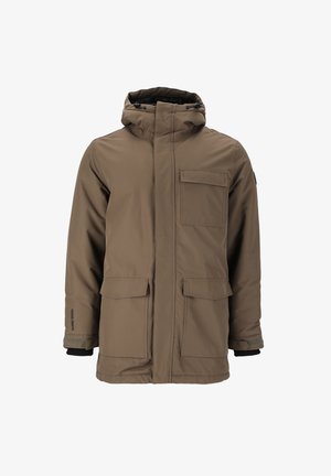 Brun polstret jakke med høj krave, justerbar hætte, to frontlommer og en brystlomme; har elastiske manchetter og branding på ærmet.