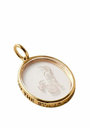 Colgante redondo de oro con centro claro que presenta una figura translúcida de escorpión y texto grabado a lo largo del borde.