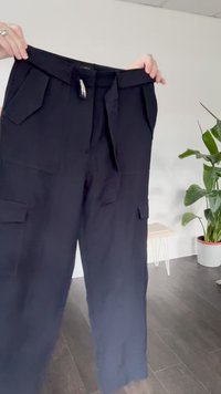 Čierne cargo nohavice s rovným strihom, dvoma bočnými vreckami, pásom so šnúrkou a hladkou tkaninou.