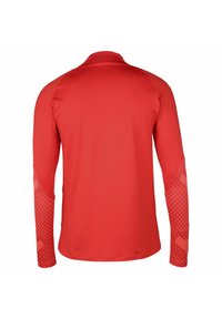 Langarm-Sportshirt in kräftigem Rot mit strukturierten Ärmeln, die ein Gittermuster aufweisen. Hergestellt aus einem leichten, atmungsaktiven Stoff.