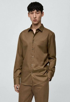 Braune Langarm-Hemdbluse aus glattem Stoff, mit Kragen und metallischen Knöpfen. Einfaches Design mit lässiger Passform.