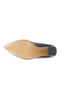 Scarpa nera con tacco alto, dalla punta affusolata e superiore liscia. La suola è beige con un motivo testurizzato e include un accento di tacco in gomma grigia.