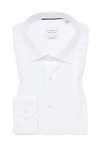 Weißes Hemd, moderne Passform, mit einem Button-Down-Kragen, einer einzelnen Brusttasche und Perlmuttknöpfen. Hergestellt aus glattem Stoff mit einem klaren Finish.