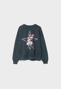 Donkergrijze sweater met ronde hals, met een afbeelding van het gezicht van een cartoonfiguur binnen een rode ster met een versleten Amerikaanse vlag patroon.
