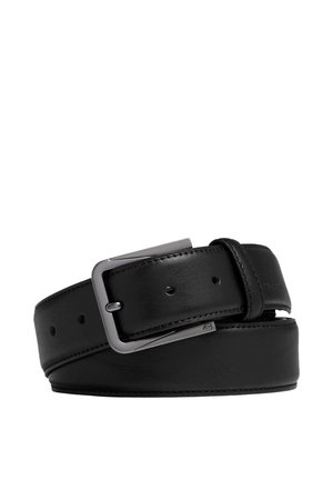 Ceinture en cuir noire avec une boucle métallique rectangulaire argentée, cinq trous de réglage et bords cousus, enroulée sur un fond blanc.