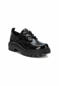 Zapatos de cordones negros con un acabado de charol brillante. Presentan una suela de goma resistente con profundos dibujos para mayor tracción. Diseño minimalista.