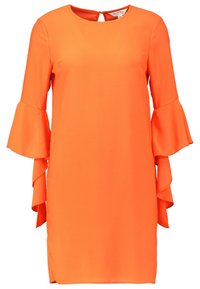 Robe orange vif longueur genou avec col rond et manches trois-quarts évasées dotées de détails à volants superposés.