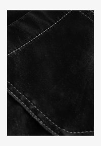 Sélectionné, black flocked