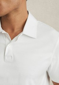 Reiss REGULAR FIT EARL SHORT SLEEVE - Polo marškinėliai - white