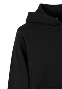 Sudadera negra con una textura suave, que presenta una capucha grande de dos capas y un bolsillo tipo canguro. El diseño es simple, sin patrones ni acentos visibles.