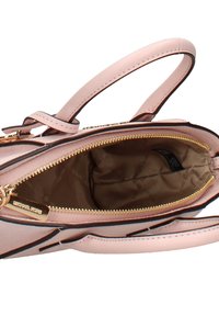 Borsa in pelle rosa con dettagli neri, dotata di apertura con cerniera, accessori in oro e una fodera interna liscia. Manici arrotondati.