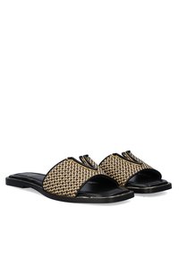 Sandalias planas tipo slides con una parte superior trenzada en tonos marrón y negro, diseño con recortes, detalles en oro y suela negra.
