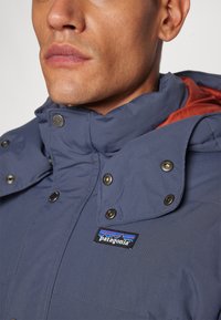 Patagonia DOWNDRIFT JACKET - Páperová bunda - smolder blue/burnished red