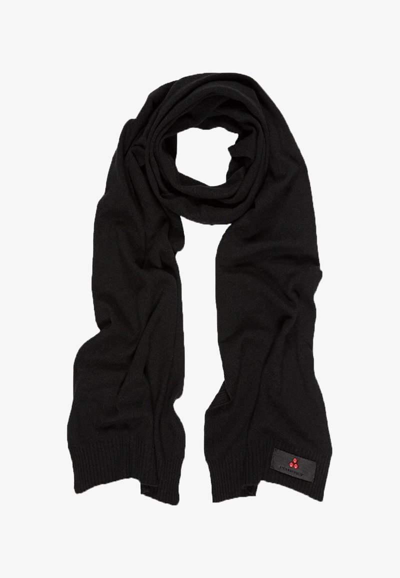 Sciarpa nera in maglia avvolta in modo sciolto nella parte superiore, con due lunghi estremi che pendono, caratterizzata da una piccola etichetta rettangolare su un'estremità.