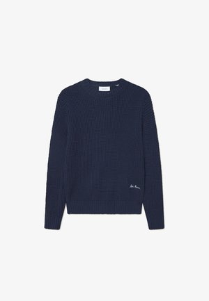 Dunkelblauer Strickpullover mit strukturiertem Muster, rundem Halsausschnitt, gerippten Bündchen und Saum sowie kleinem weißen gestickten Logo am Saum.