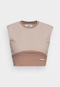 Top cropped canelado castanho com decote redondo e design sem mangas. Apresenta uma seção superior contrastante mais clara e uma etiqueta da marca.