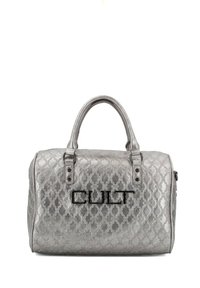 Borsa a tracolla argentata con un motivo a rombi, caratterizzata da branding "CULT" in nero e hardware nero. Manici arrotondati e chiusura con zip.