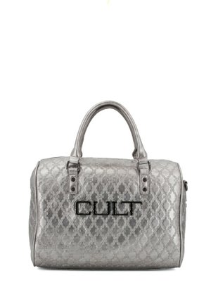 Borsa a tracolla argentata con un motivo a rombi, caratterizzata da branding "CULT" in nero e hardware nero. Manici arrotondati e chiusura con zip.