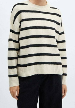 Pull en crème avec des rayures noires horizontales, encolure ronde et poignets côtelés. Texture douce et coupe décontractée, porté avec un pantalon noir.