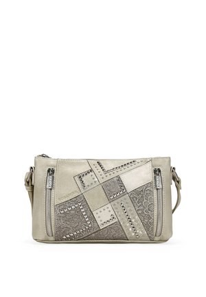 Bolso rectangular beige con diseño de patchwork, tachuelas metálicas, patrones de encaje, dos bolsillos verticales con cremallera y correa lateral ajustable.