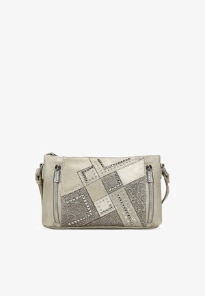 Bolso rectangular beige con diseño de patchwork, tachuelas metálicas, patrones de encaje, dos bolsillos verticales con cremallera y correa lateral ajustable.