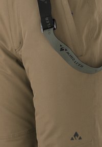 Braune Stoffhosen mit verstellbaren schwarzen Trägern und einem in Schwarz aufgedruckten Logo, mit glatter Textur und tailliertem Bein design.