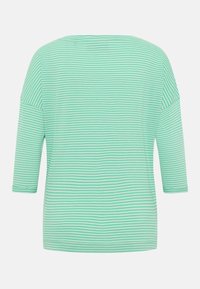 Mintgrünes gestreiftes T-Shirt mit Dreiviertelärmeln, weichem Stoff, lockerer Passform und weitem Halsausschnitt. Horizontale Streifen in unterschiedlichen Breiten.