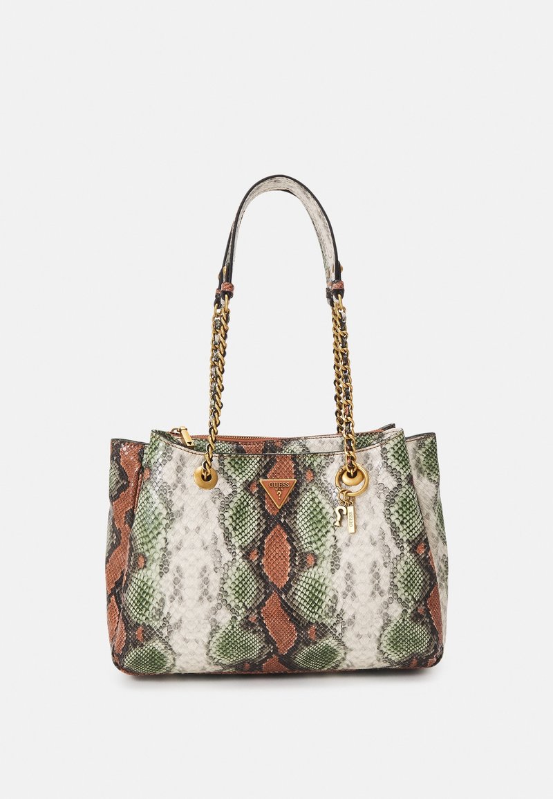 Sac à main avec motif peau de serpent vert, marron et beige, avec des anses chaînes dorées et une petite plaque avec le logo Guess sur le devant.