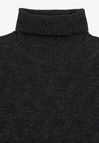 Dunkelgrauer Rollkragenpullover mit geripptem Struktur und einem geometrischen Muster im gesamten Stoff. Weiches, gestricktes Material.