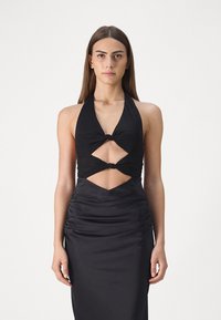 Rochie neagră cu decolteu halter, tăieturi înnodate la bust și talie, și fustă plisată. Țesătură netedă și texturată, siluetă elegantă.