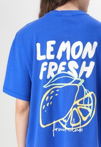 Noisy May NMMILLIE LEMON - Print T-shirt - surf the web