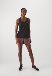 New Balance ESSENTIALS SHORT - Lühikesed kaks-ühes jooksupüksid - licorice
