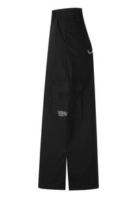 Sorte cargo bukser med lige snit, frontlommer og en sidelomme med broderet tekst. Materialet er stof med en glat tekstur.