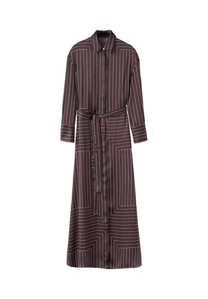 Maxi-jurk met lange mouwen in bruin, voorzien van witte geometrische verticale en horizontale strepen, met knoopsluiting aan de voorkant, kraag en bijpassende tailleband.