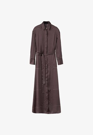 Langärmliges, braunes Maxikleid mit weißen geometrischen vertikalen und horizontalen Streifen, durchgehender Knopfleiste, Kragen und passendem Taillengürtel.