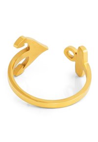 Bracciale a polsino in tonalità oro con una superficie liscia e lucida, caratterizzato da forme intagliate uniche su entrambi i lati per un design moderno.