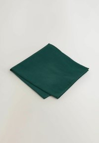 Zelená látková servítka, štvorcový tvar, hladká textúra, zložená s opracovanými okrajmi, vystavená na svetlom pozadí.