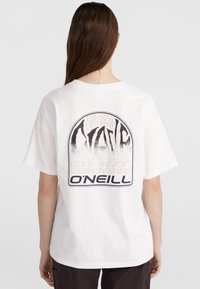Hvid bomulds T-shirt med en løs pasform, der har et stort, stiliseret grafisk print på ryggen, inklusive ordet "O'Neill" nederst.