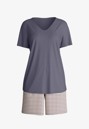 Grijze V-hals top met korte mouwen, gecombineerd met beige korte broek met een patroon van marineblauwe ruiten, gemaakt van zacht, lichtgewicht materiaal.