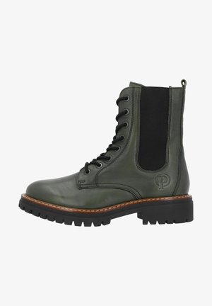 Botte de style combat en cuir vert foncé avec élastique noir sur les côtés, semelle crantée noire et couture décorative. Présente un détail de logo sur le côté.