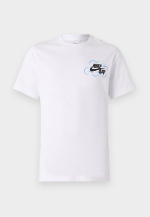 Biała bawełniana koszulka z krótkim rękawem i okrągłym dekoltem. Z przodu znajduje się niebieskie i czarne logo "Nike Air" otoczone grafiką chmur.