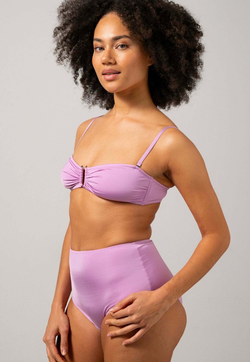Lichtpaarse bikini set met een gerimpelde bandeau top met verstelbare bandjes en hoge taille onderbroek, gemaakt van gladde stof.