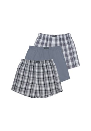 Drei Paar Herren-Boxershorts in Grautönen, zwei mit Karomustern und eine einfarbig, überlappend auf weißem Hintergrund angeordnet.