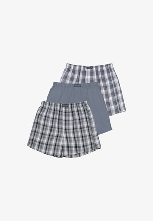 Drei Paar Herren-Boxershorts in Grautönen, zwei mit Karomustern und eine einfarbig, überlappend auf weißem Hintergrund angeordnet.