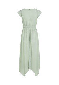 Robe longue vert clair avec manches courtes style cache-épaule, taille élastique et ourlet asymétrique, présentant une texture lisse et fluide.