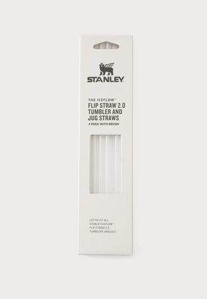 Stanley Flip Straw 2.0 pakend, mis sisaldab nelja läbipaistvat korduvkasutatavat kõrret ja puhastusharja, valges ristkülikukujulises pakendis musta tekstiga.